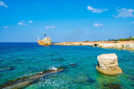 塞浦路斯帕福Pegeia废弃生锈沉船EDROIII它搁浅在帕福斯珊瑚湾kantarkastoi海洞的Peyia岩石上站在靠近海岸图片