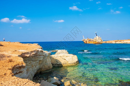 游客塞浦路斯帕福Pegeia废弃生锈沉船EDROIII它搁浅在帕福斯珊瑚湾kantarkastoi海洞的Peyia岩石上站在靠近图片