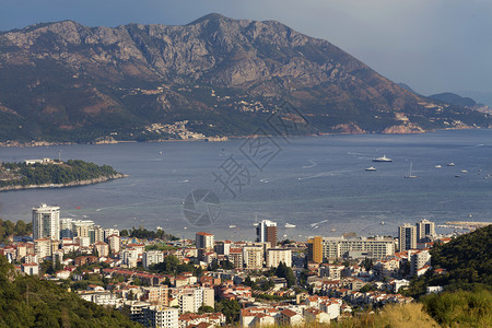 镇现代城市布德瓦Budva在海湾和山链背景下的象在海湾和山链背景下的现代城市布德瓦里维埃拉BudvaRiviera在日落光照耀的图片