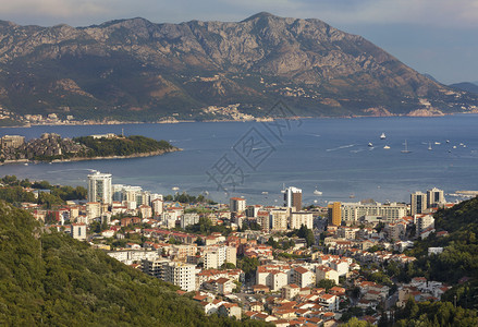户外黑山城市的现代布德瓦Budva在海湾和山链背景下的象在海湾和山链背景下的现代城市布德瓦里维埃拉BudvaRiviera在日落图片