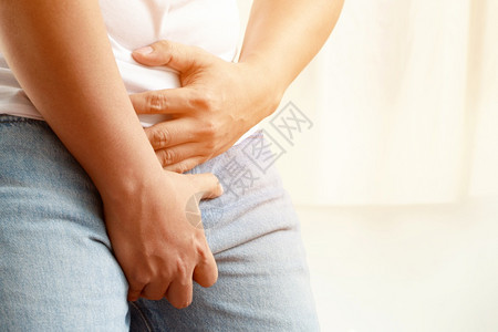 生病的男人包括腹股沟早泄的健康问题疾病生育力勃起保护传播感染的概念前列腺问题失禁排尿图片