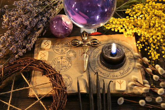 预言优质的深奥Pentagramwentes黑蜡烛和魔法花在桌WiccaEsoteric占卜和神秘背景上开著的书以及用于神秘仪式图片