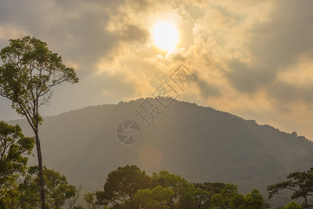 爬坡道地形山后日落热带雨林沟壑图片