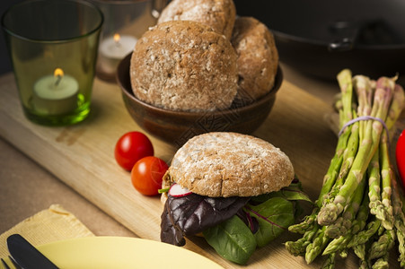 晚餐美食家玻璃配有面包和蔬菜的紧食美健康品在木质委员会强调菜叶蔬阿斯帕拉古和番茄图片