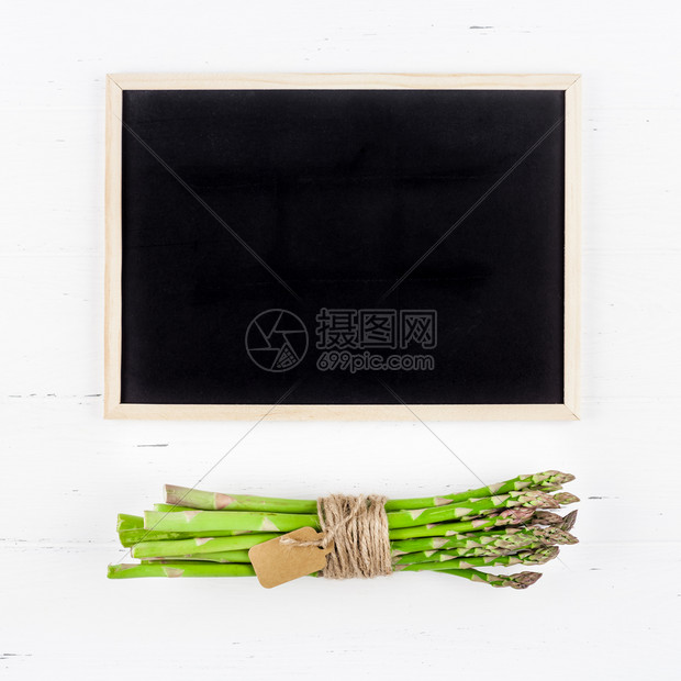石板由创用平台提供最佳创意模拟新鲜绿色的帕拉瓜在白木桌背景上架贴黑板复制空间最小概念模拟餐厅促销广告或购物食蔬菜图片