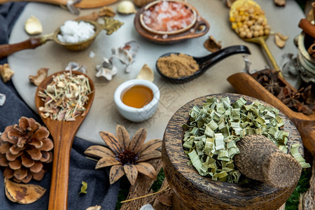 康复品种美丽各乡村风格的香料和草黑色背景的蜂蜜天然草药有机和健康概念选择焦点图片