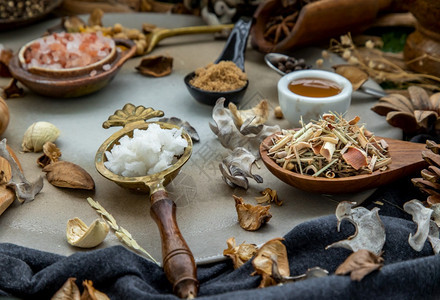 蜜糖粉色的收藏各种乡村风格的香料和草黑色背景的蜂蜜天然草药有机和健康概念选择焦点图片