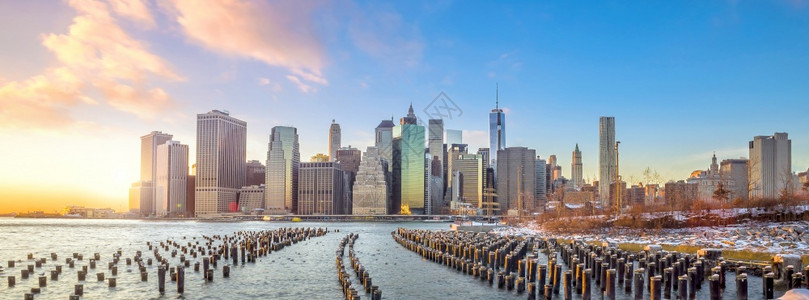 冬天曼哈顿际线与纽约市黄昏时的一个世界贸易中心大楼金融的城市景观图片