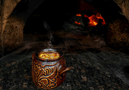 蒸汽迷迭香在灵洞的粘土锅里煮传统烘烤汤在土耳其咖啡厅里用蔬菜在兰布瓜韦奇咖啡厅里放着大火鸡图片