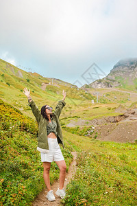 安静的雾背景中山美丽快乐的年轻女子美丽的风景雾背中山美丽快乐的年轻女子最佳国际的图片