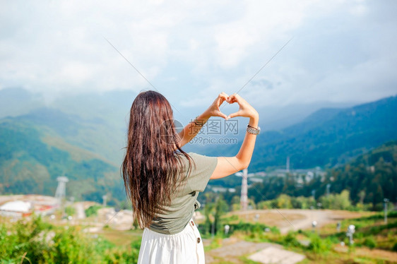 小屋谷雾背景中山美丽快乐的年轻女子美丽的风景雾背中山美丽快乐的年轻女子运动图片