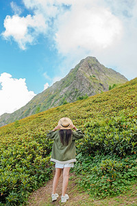 顶峰雾背景中山美丽快乐的年轻女子美丽的风景雾背中山美丽快乐的年轻女子旅行图片