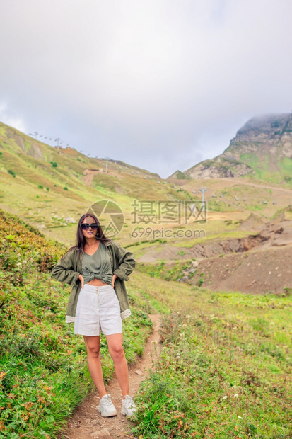 多雾路段绿色美丽快乐的年轻女子在山上度假美丽的风景快乐的年轻女子在山中雾的背景克拉斯纳亚图片