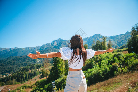 美丽快乐的年轻女子在山上度假美丽的风景快乐的年轻女子在山中雾的背景旅行提高安静的图片