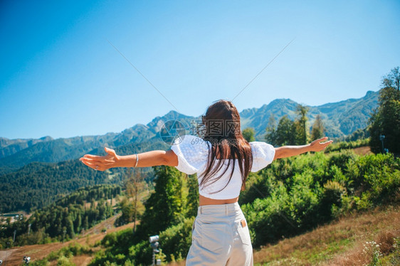 美丽快乐的年轻女子在山上度假美丽的风景快乐的年轻女子在山中雾的背景旅行提高安静的图片