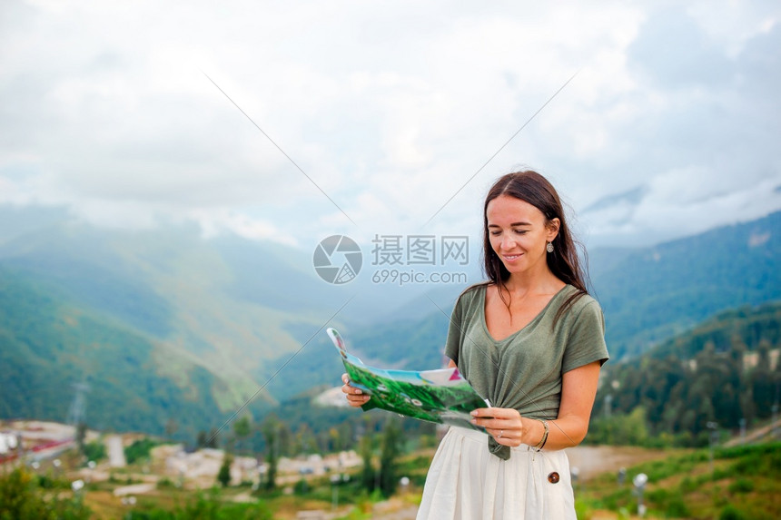 索契和平天空美丽的风景背中带的山快乐年轻女人雾背景中的山快乐年轻女人图片