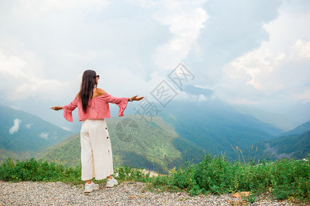 美丽的风景背中山快乐年轻女子美丽的雾背景中山快乐年轻女子旅游多雾路段罗扎图片