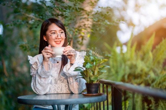 女商人拿着咖啡杯喝的在店早上放松了一下商业生活方式概念BusinessLifestem在室内吸引人的愉快图片