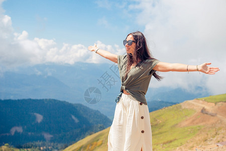 山上美丽的快乐年轻女子在大雾之幕下的山上美丽快乐年轻女士在迷雾中旅行闲暇运动图片