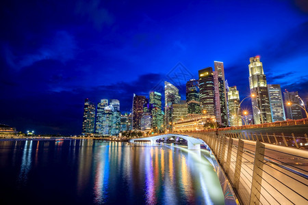 新加坡市中心的天空线在美丽的黄昏中一种河岸海图片