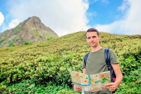 在山上快乐的男子背景美丽的风旅游者男人在山上雾中背景提高克拉斯纳亚云图片