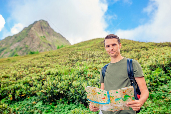 在山上快乐的男子背景美丽的风旅游者男人在山上雾中背景提高克拉斯纳亚云图片