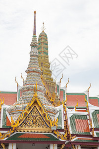WathraKaew是泰国在曼谷的主要旅游景点位于泰国独有的美观艺术宗教的宝塔蓝色图片