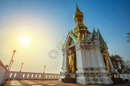 天空亚洲在泰国Phitsanulok山丘上的佛像和教寺庙塔天图片