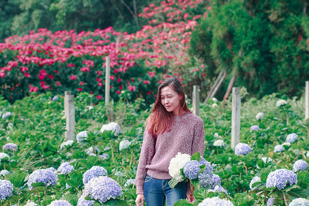 手拿花束的年轻女孩图片