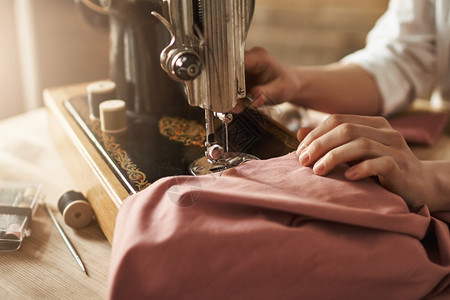 女裁缝在新项目上工作在车间用缝纫机做衣服忙着青年设计师让她的想法成真女裁缝在新项目上工作的女裁缝存在愉快职的图片