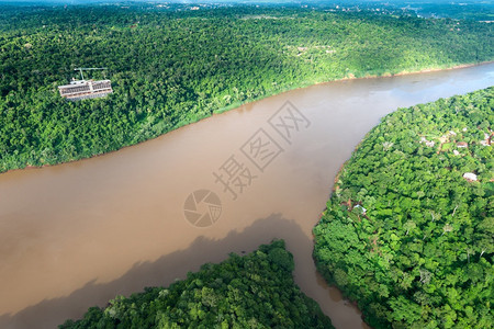 树绿色巴西和阿根廷边界及Tamandua河伊瓜祖的空中航景稠密图片