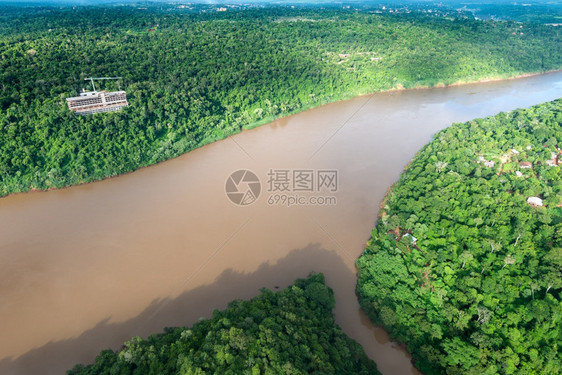 树绿色巴西和阿根廷边界及Tamandua河伊瓜祖的空中航景稠密图片