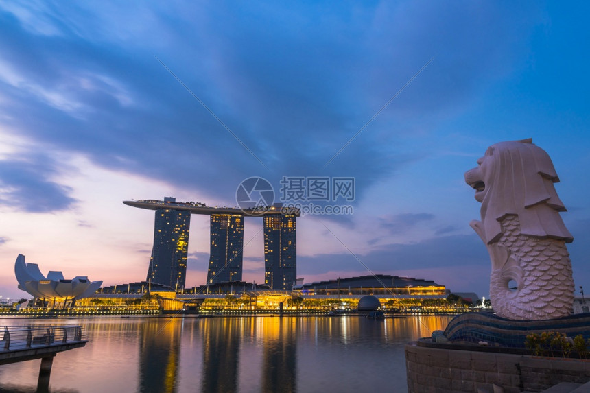 一种结石新加坡2019年8月3日升起在夏纳波尔的码头与美利昂雕像喷泉一起在美里翁公园水图片