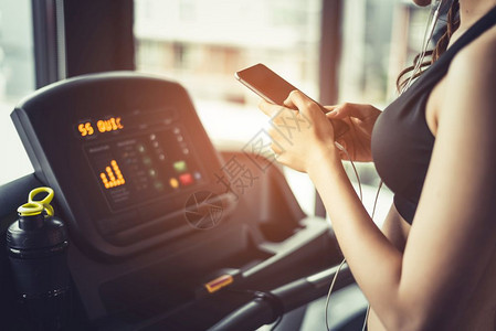 聪明的亚洲女在健身房运动锻炼或体力训练时使用智能电话有关运动放松和技术概念运动和健康护理主题快乐与舒适的心情卡路里沟通图片