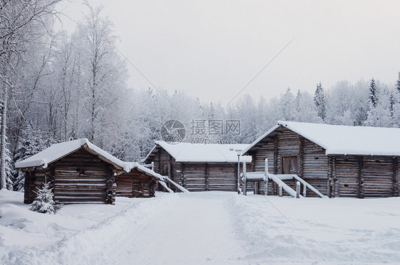 北部露天博物馆MalyeKorely附近俄罗斯冬季寒冷日Archanglesk附近的MalyeKorely日志地区靠近图片