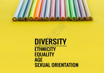 领导者成功黄背景混合彩色铅笔的多样概念行有文字多样种族平等年龄取向和别团队合作图片