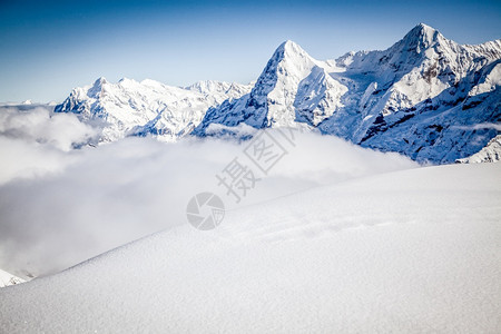 冬季雪山风光图片