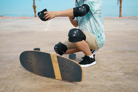 健康大约有冲浪板或滑冰的亚洲男子在城市街道背景上自由放松生活方式和千百年趋势概念免费放轻松的生活方式与潮流概念锻炼图片