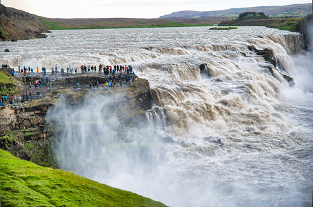 冰岛的强大古尔弗斯瀑布爬坡道草流动的图片