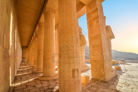 砂岩考古学石在Luxor的Hatshepsut寺庙中的列和雕像日出柱图片