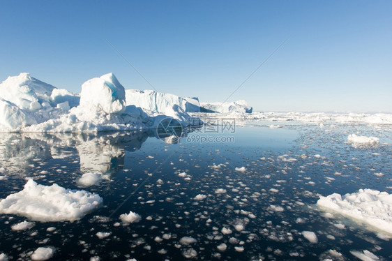 激烈的完美Disko岛周围格陵兰北极海景的冰山和蓝色天空中的冰山夏图片