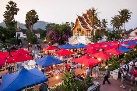 复古的夜晚201年月3日老挝LuangPrabang皇宫博物馆LuangPrapang附近的多彩夜市场丰富多彩的图片