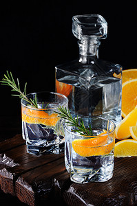 饮料一种鸡尾酒经典干金有汤力和橙色芝士木板上有一串迷迭香切片多汁的橙子图片