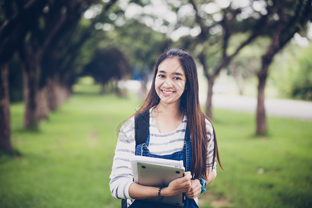 校园里美丽的大学生形象图片