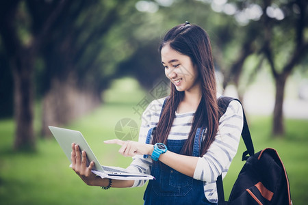 校园里美丽的大学生形象图片