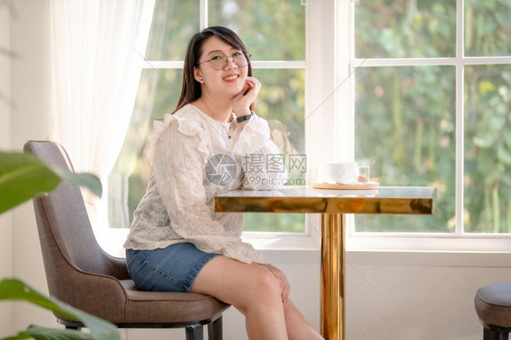 淑女美丽的亚洲人快乐肖像女商人一个咖啡杯早上在咖啡店放松了一下商业生活方式概念BusinessLifeSystem早餐白种人图片