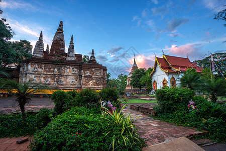 天空这是泰国清迈的主要旅游景点晚上在清迈的Temple清迈的Temple泰国with城市图片