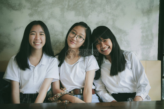 美丽的假期微笑年轻亚裔青少在家中客厅休息时的笑脸图片