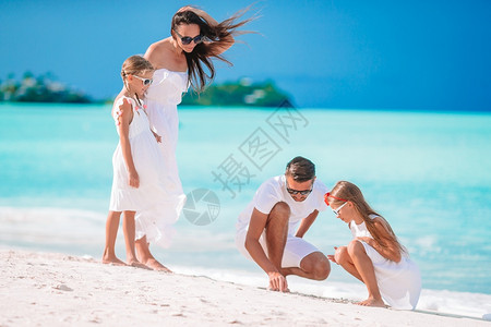 一家人在海边度假玩耍图片