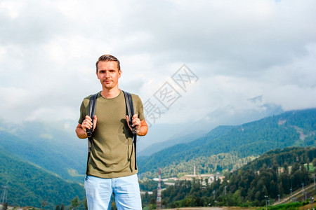 运动女游客在山上快乐的男子徒步旅行和微笑在山地背景美丽的风观光师在山上的旅游者在雾中背景图片